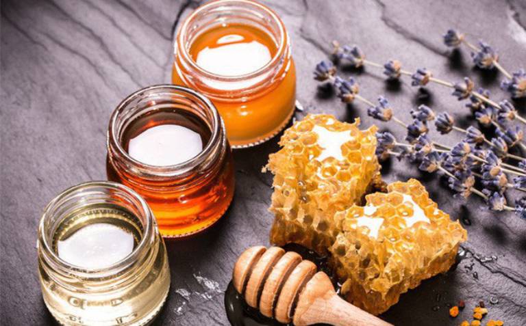 Nhờ đặc tính kháng khuẩn và chống viêm, mật ong được sử dụng để điều trị viêm amidan hiệu quả