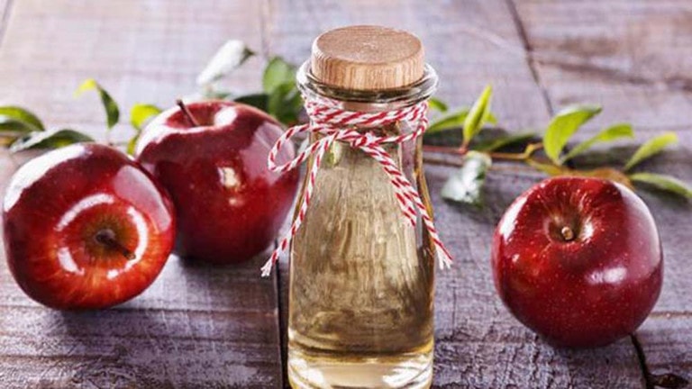 Trong giấm táo và các loại giấm có nồng độ acid lớn, có tác dụng kháng viêm, diệt khuẩn.