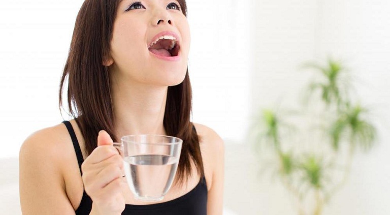 Súc miệng nước muối giúp giảm cảm giác đau rát họng