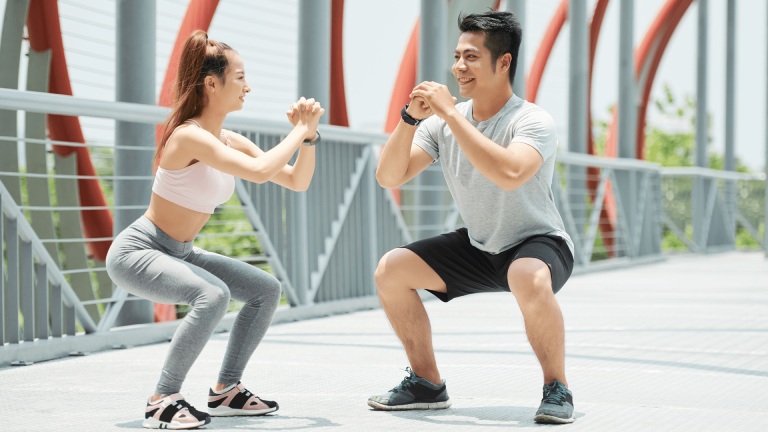 Squat giúp cải thiện sức mạnh của hệ cơ bắp xung quanh khớp gối