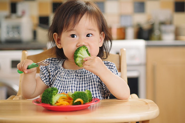 Trẻ bị viêm amidan nên ăn nhiều rau xanh và trái cây