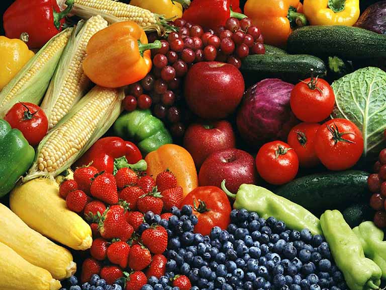 Người bệnh nên tăng cường ăn rau xanh và trái cây để hỗ trợ điều trị bệnh